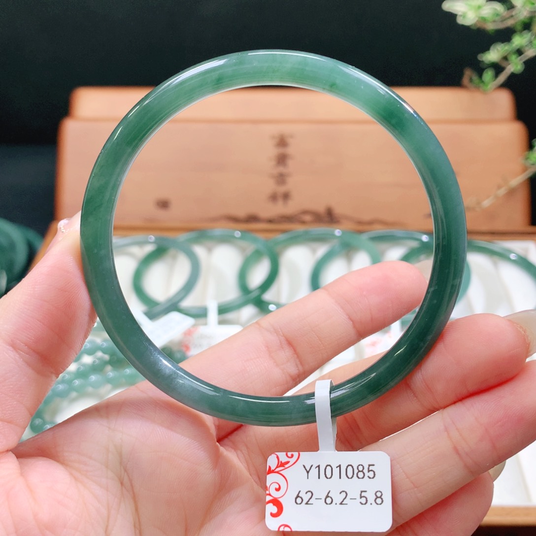 翡翠手镯未镶嵌天然