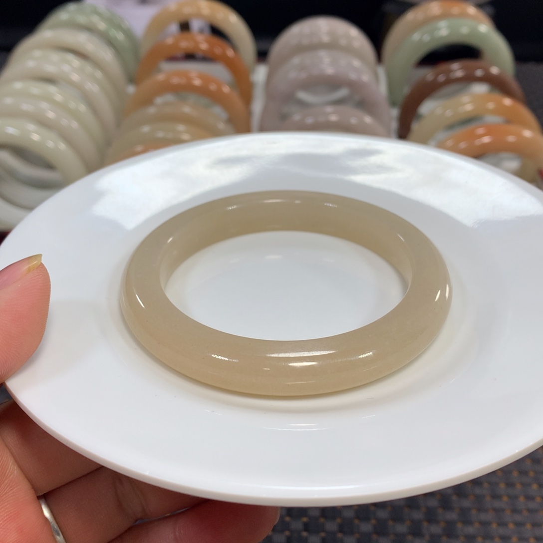 石英质玉（佘太翠）未镶嵌手镯61.1猪油膏6号