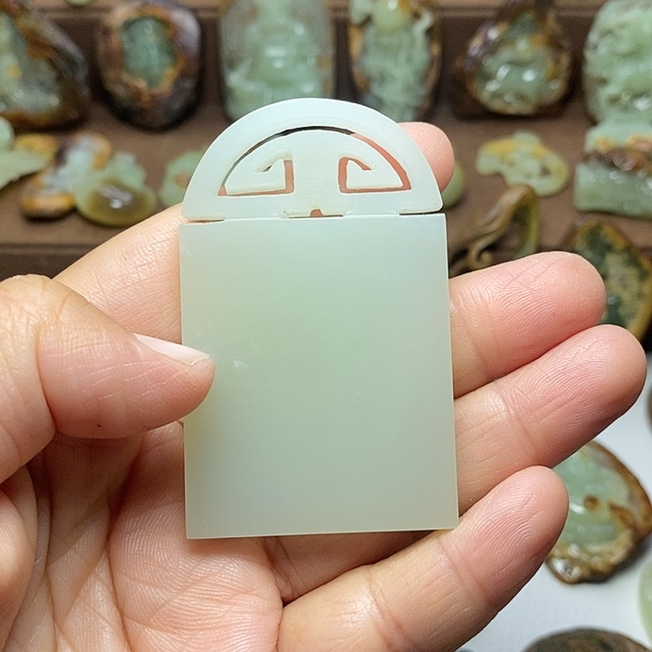 罗***诚和田玉未镶嵌颈饰