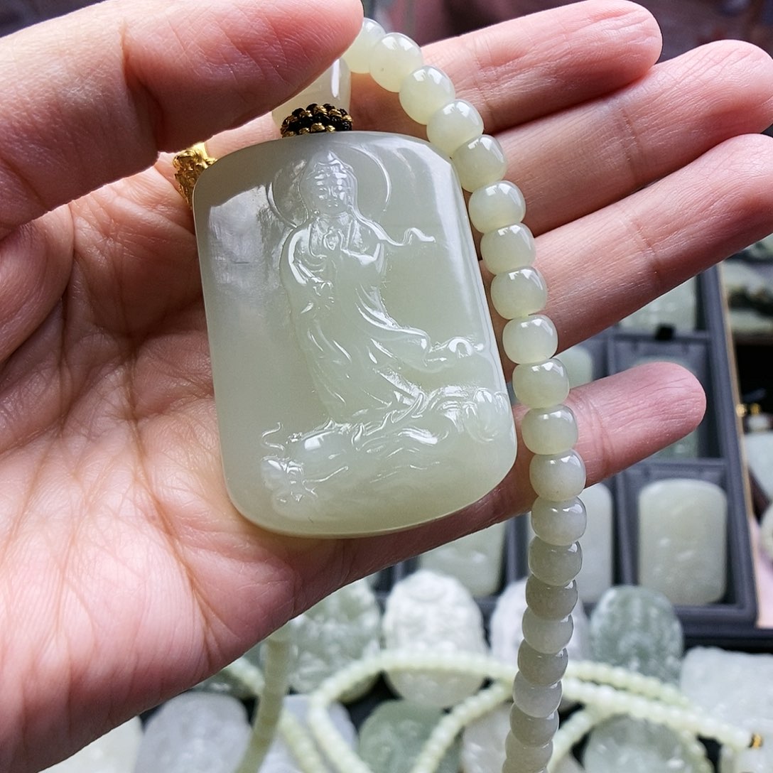 和田玉颈饰未镶嵌二**。