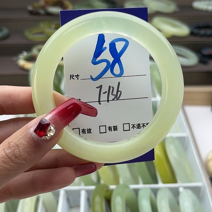 蛇纹石玉手镯未镶嵌黄**龙