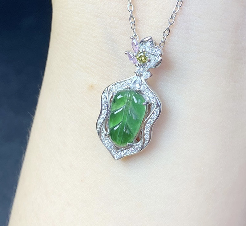 天然翡翠绿叶子吊坠a货翡翠叶子挂件绿翡翠项链颈饰