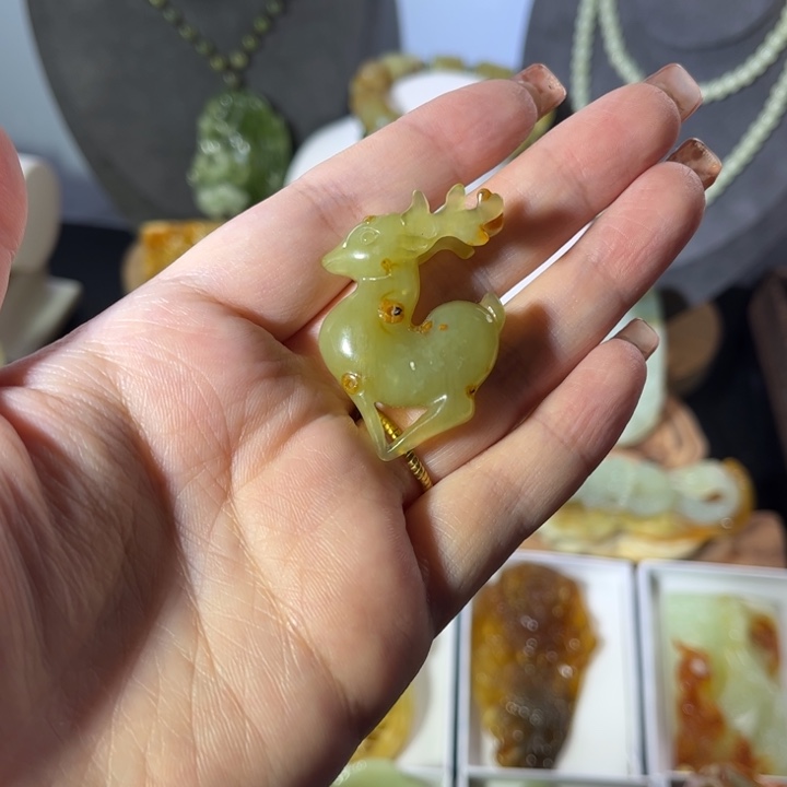 蛇纹石玉颈饰未镶嵌