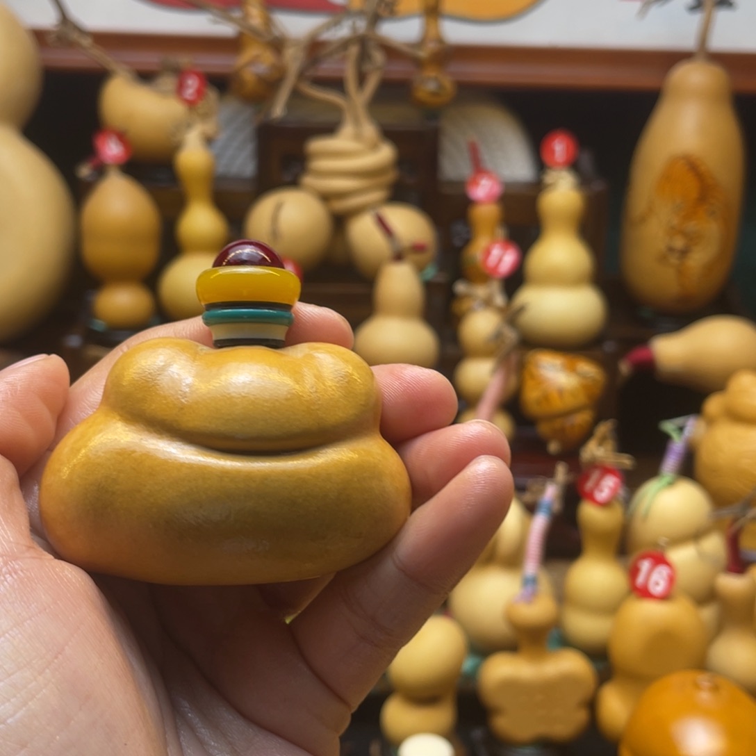 何***冯葫芦等经济作物和各种植物为食