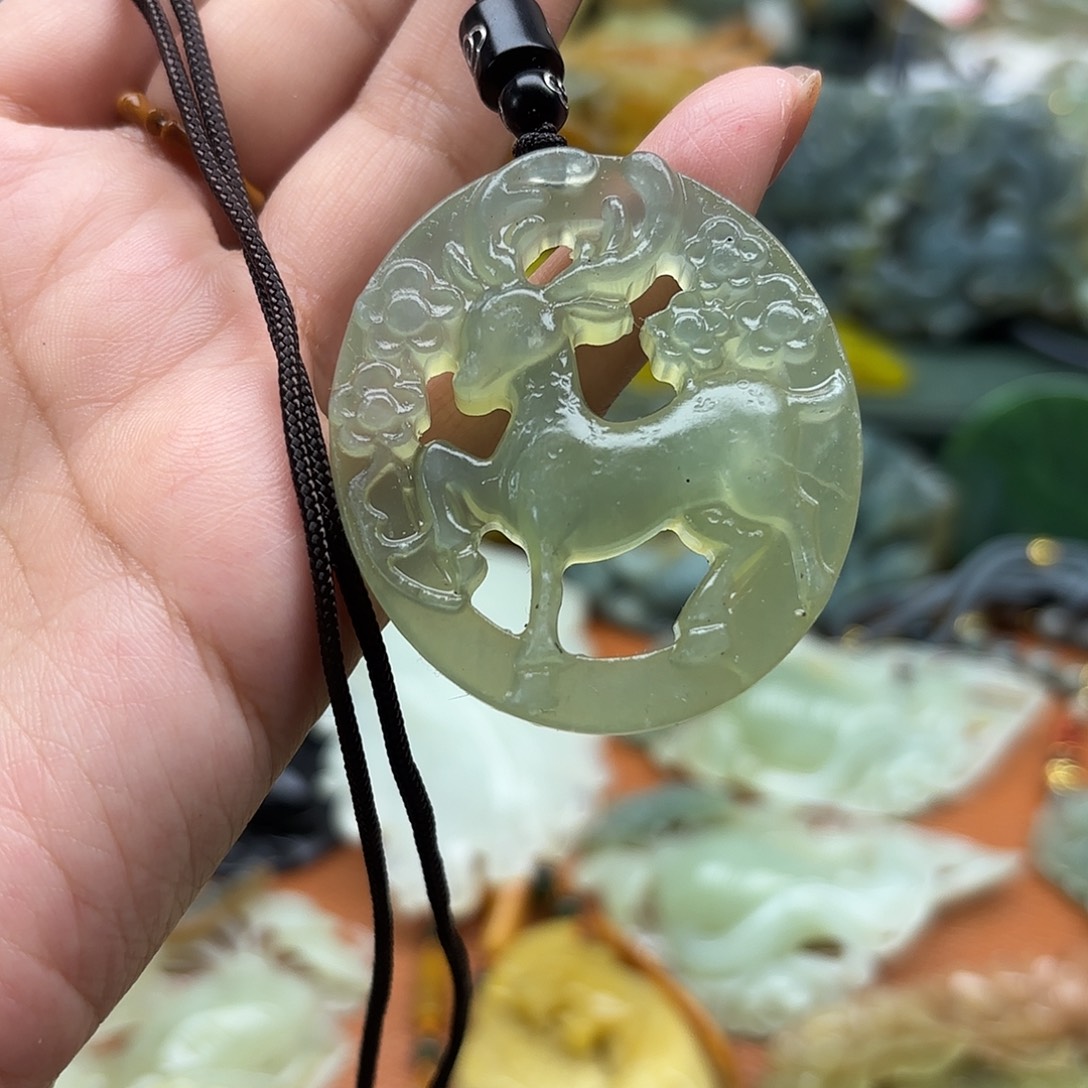 蛇纹石玉未镶嵌吊坠