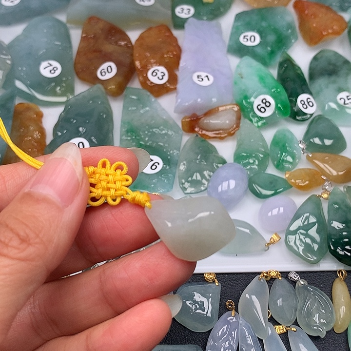 翡翠未镶嵌颈饰随型