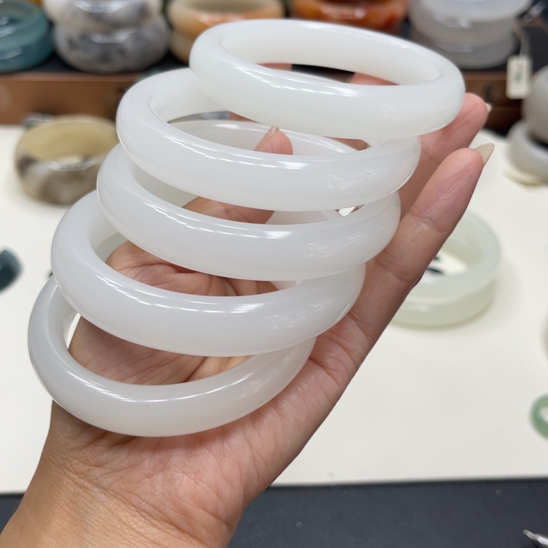 未镶嵌石英岩玉珠宝奇石