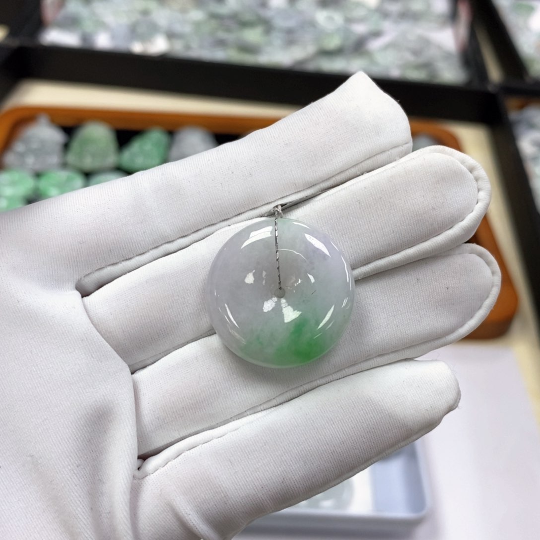 翡翠颈饰未镶嵌平安扣