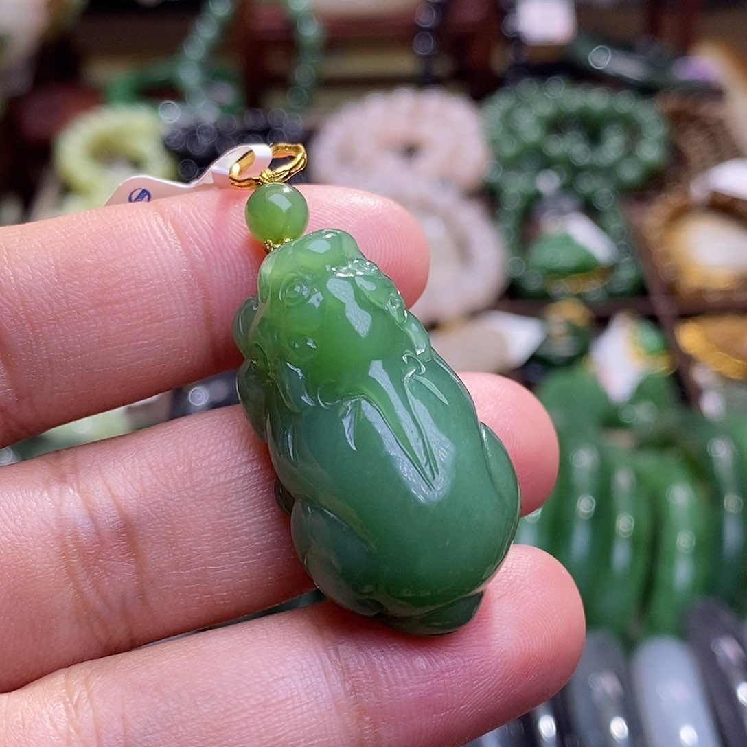 和田玉碧玉俄料高冰菠菜绿貔貅吊坠未镶嵌