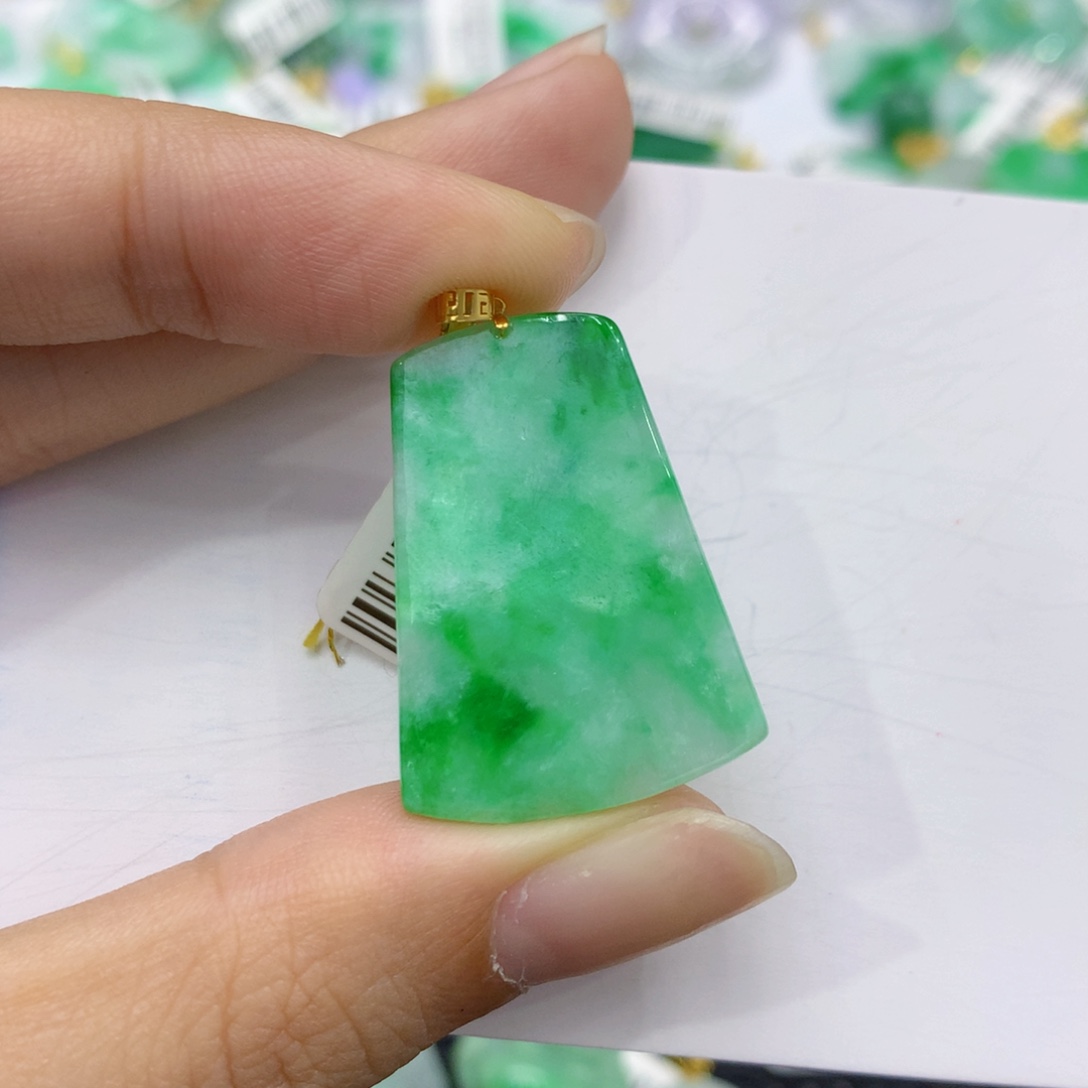 颈饰18K金镶嵌翡翠