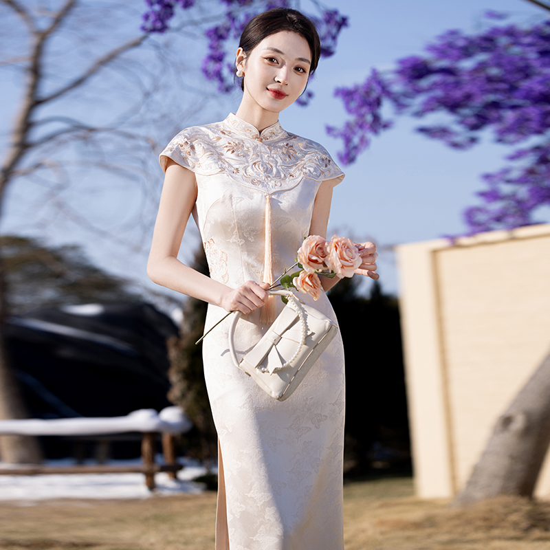 新中式国风旗袍2025年春夏季新款高端绣花雅致女订婚日常新娘改良