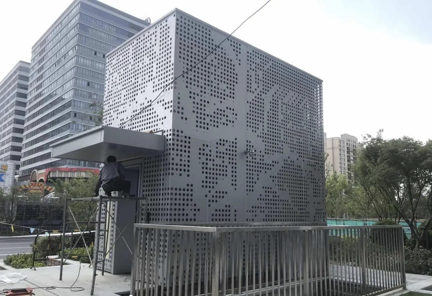 冲孔铝单板定制氟碳喷涂铝板门头招牌吊顶