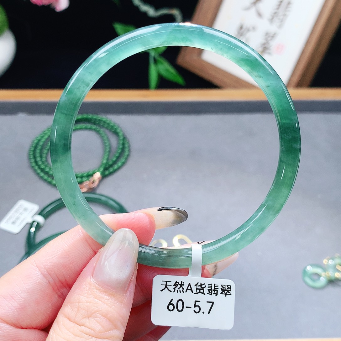 翡翠手镯（圆镯）未镶嵌