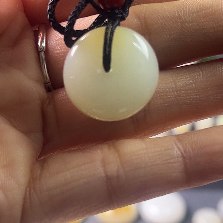 毛***虫和田玉（糖玉）未镶嵌颈饰