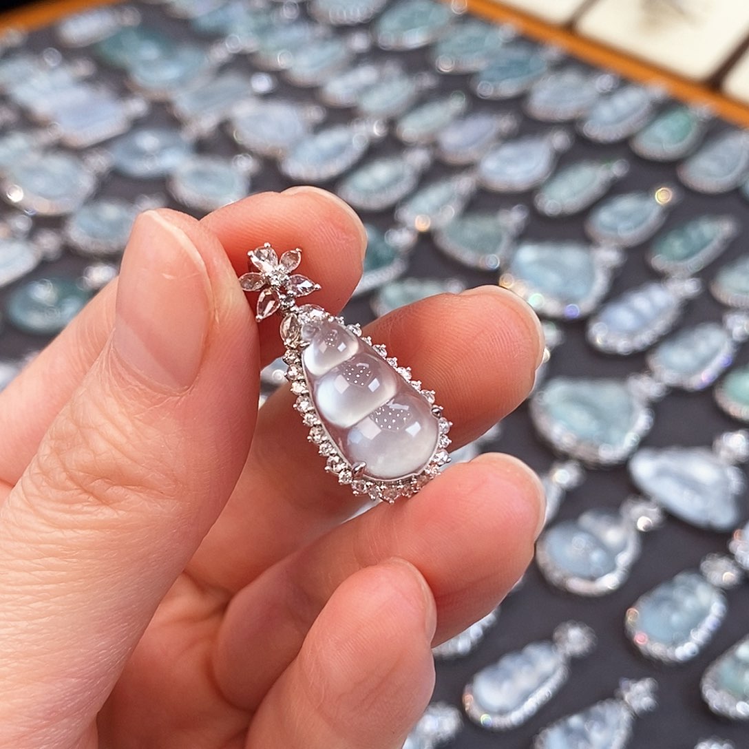 翡翠颈饰18K金镶嵌天然缅甸翡翠福豆9500