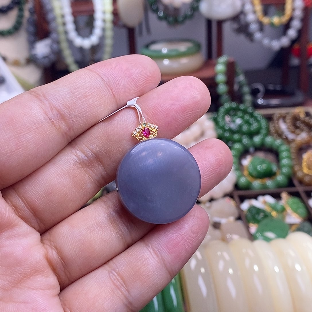 和田玉收藏级老矿料烟紫浓紫金镶圆牌吊坠未镶嵌