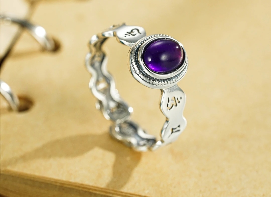 925银戒指 通体银镶嵌紫水晶六字真言亮面戒指