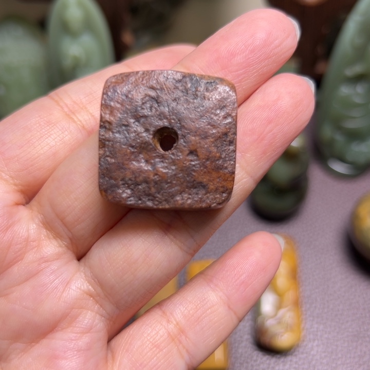 颈饰未镶嵌岫岩河磨玉（透闪石质玉）