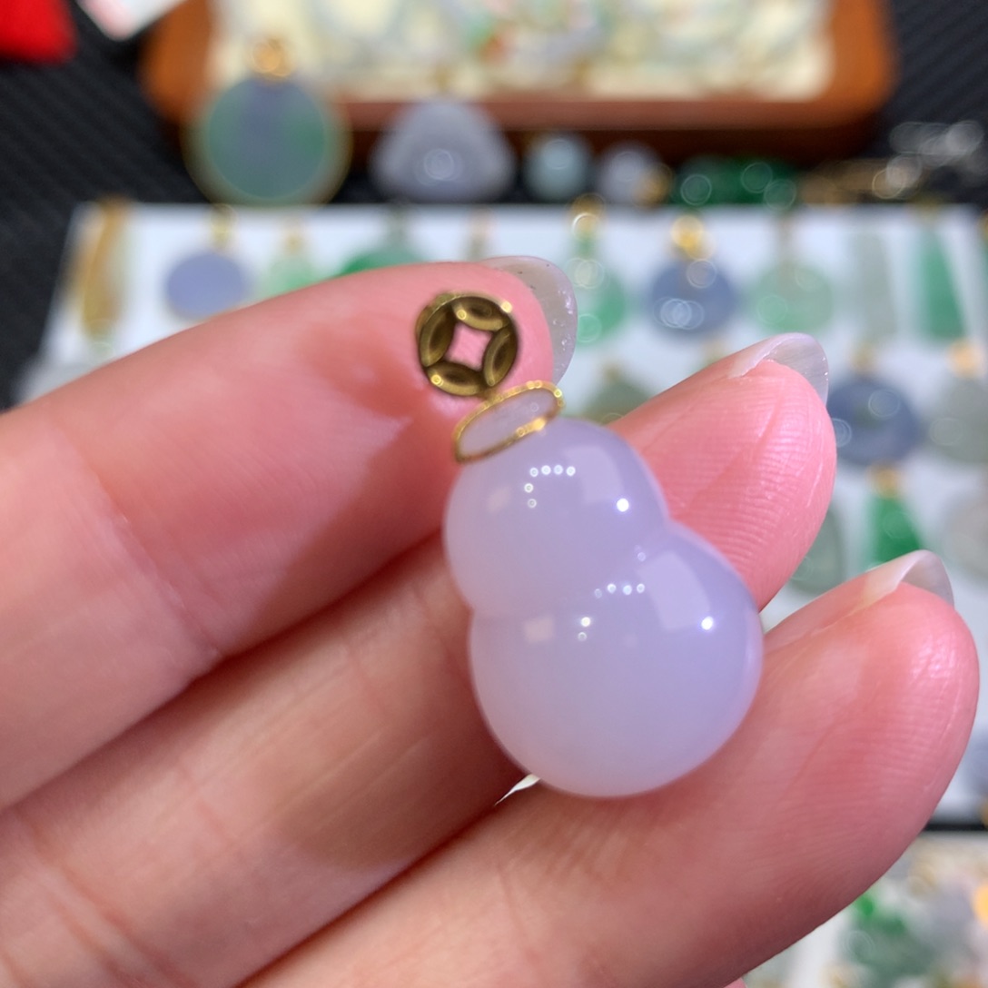 翡翠颈饰18K金镶嵌翡翠吊坠的未镶嵌