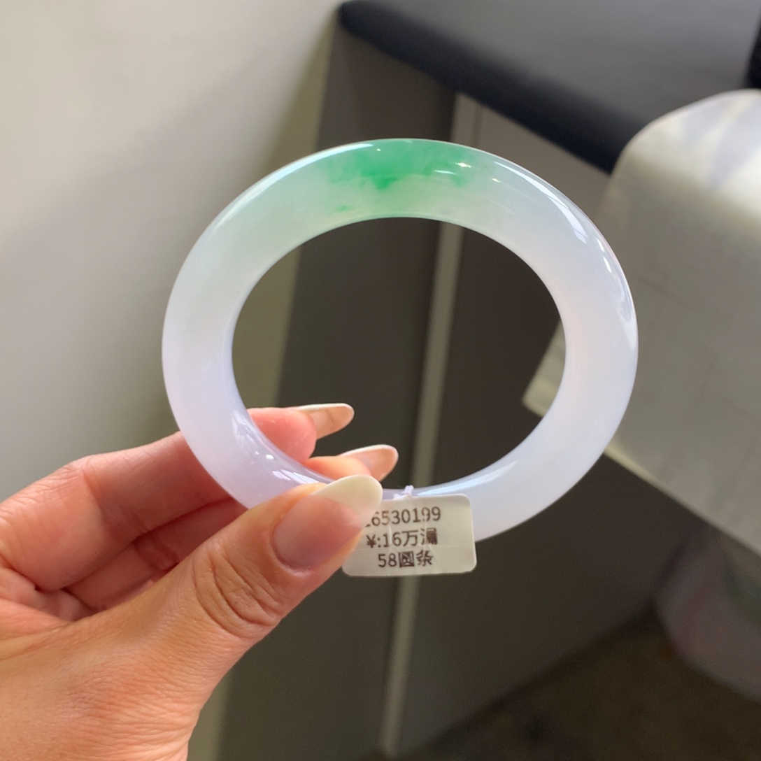 翡翠手镯未镶嵌细糯化白底飘绿58圆条