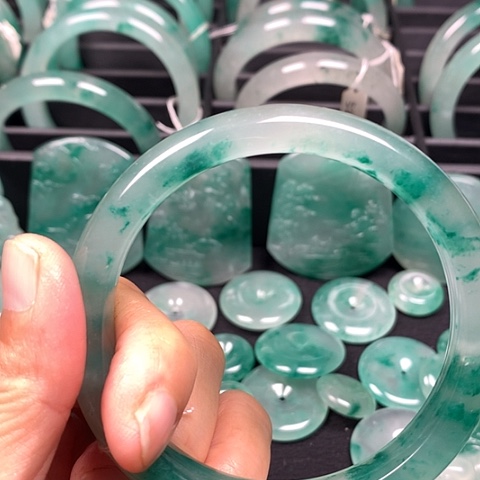 石英质玉（非洲翠）合金手镯