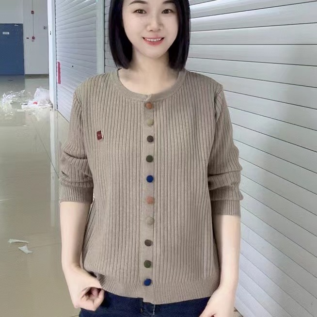 2025春秋新款短款圆领彩扣带标针织开衫减龄时尚百搭6128款