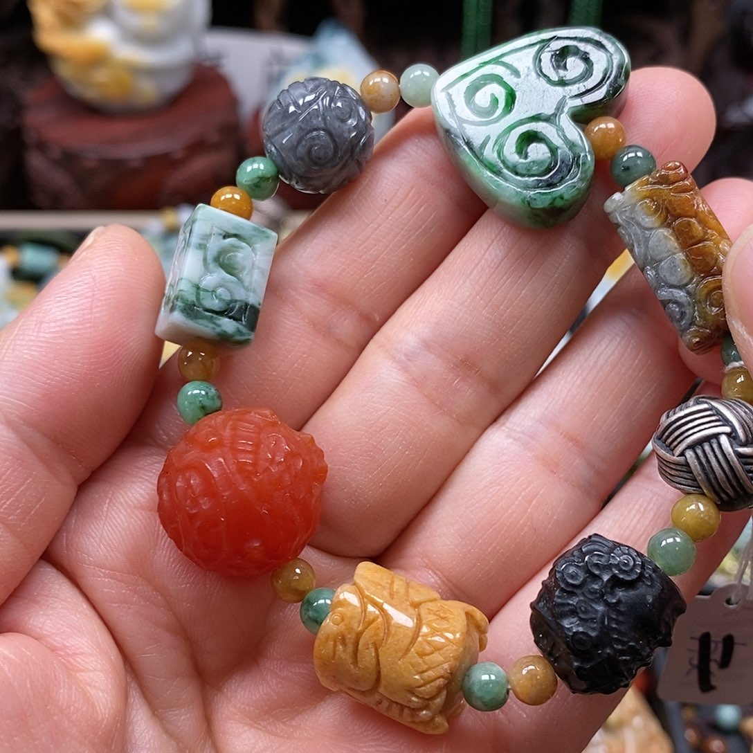 翡翠颈饰未镶嵌书**舞翡翠