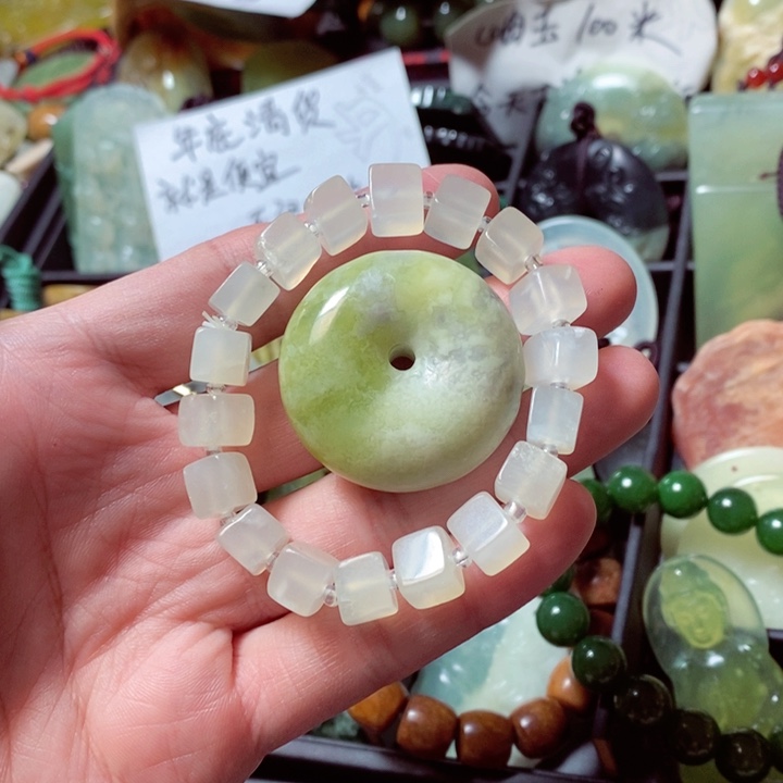 蛇纹石玉颈饰未镶嵌