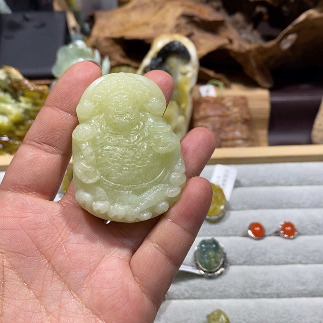 蛇纹石玉颈饰未镶嵌