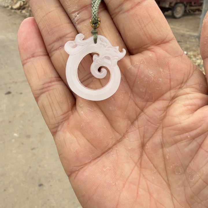 玉白雪公主草龙吊坠