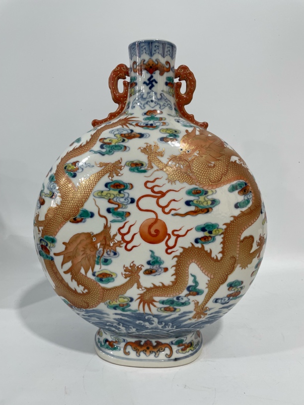 青花斗彩矾红描金抱月瓶