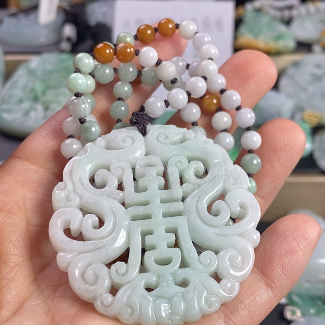 翡翠颈饰未镶嵌仿古牌