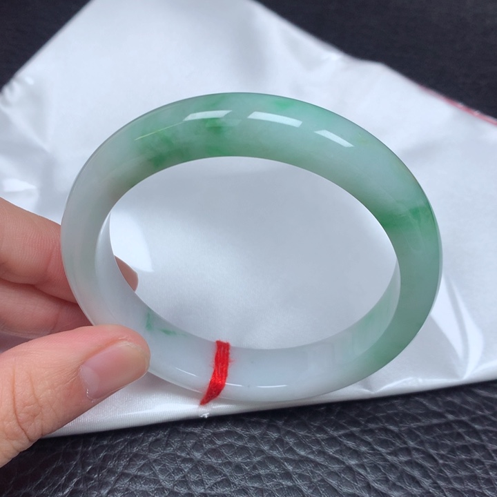 翡翠手镯未镶嵌。