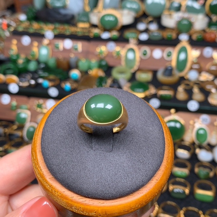 定制和田玉戒指18K金镶嵌小*莉