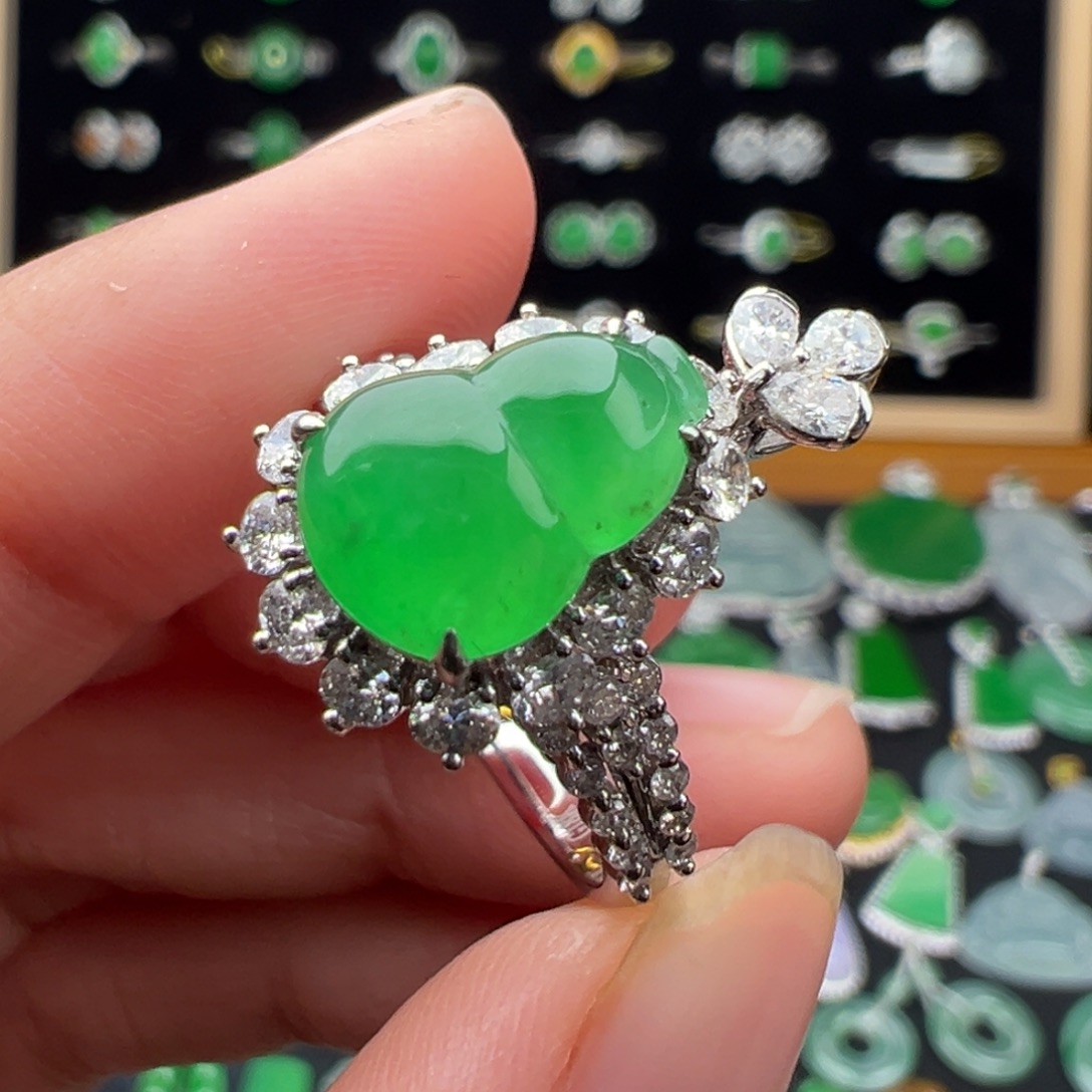 翡翠18K金镶嵌颈饰葫芦