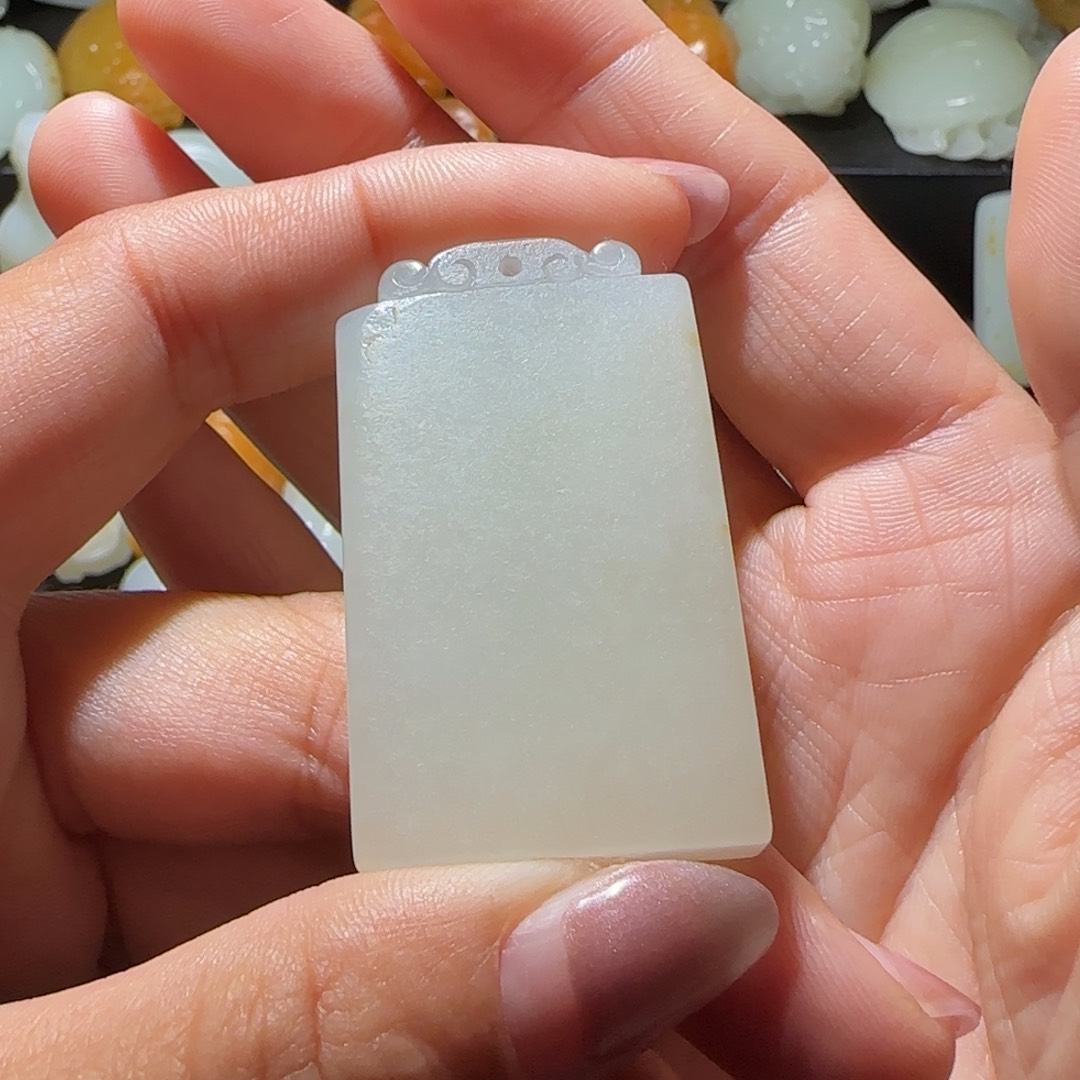 杨***N和田玉未镶嵌颈饰