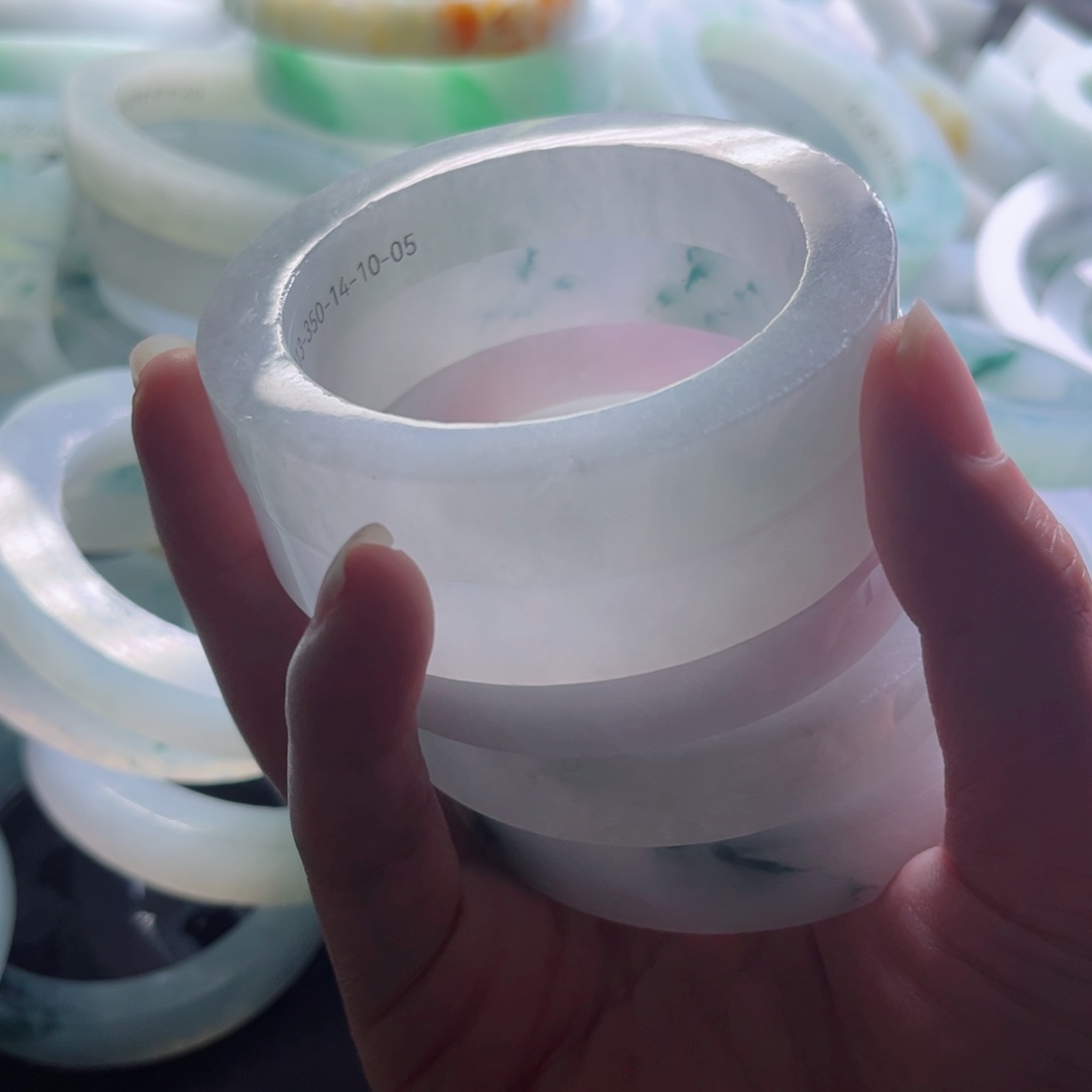 故***酒定制翡翠未镶嵌不退不换