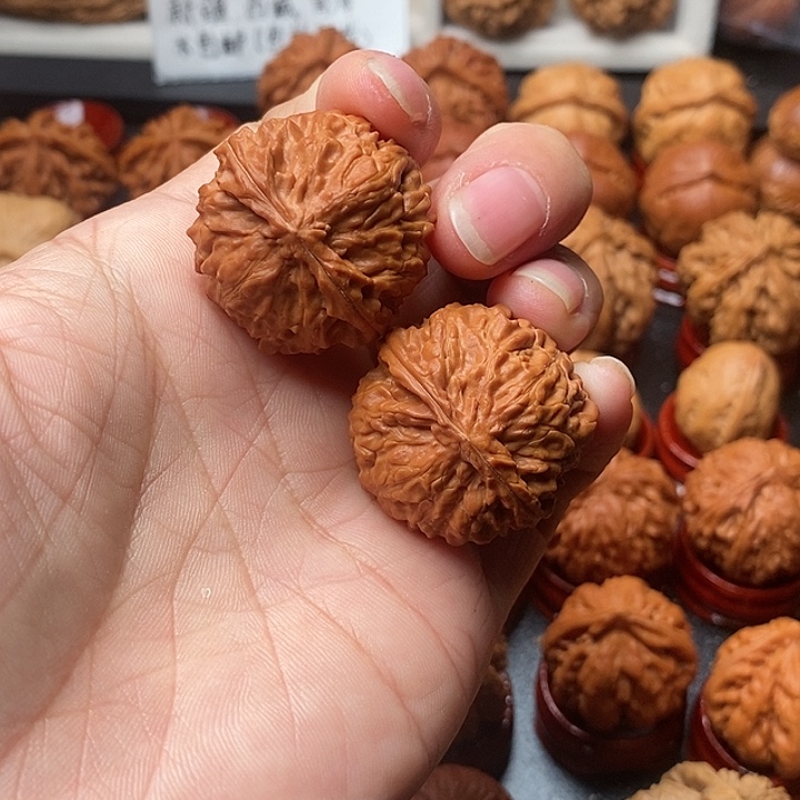 文玩核桃吊坠麒麟球