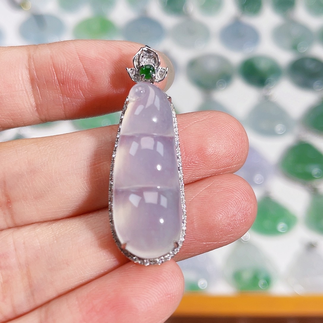 颈饰18K金镶嵌翡翠吊坠