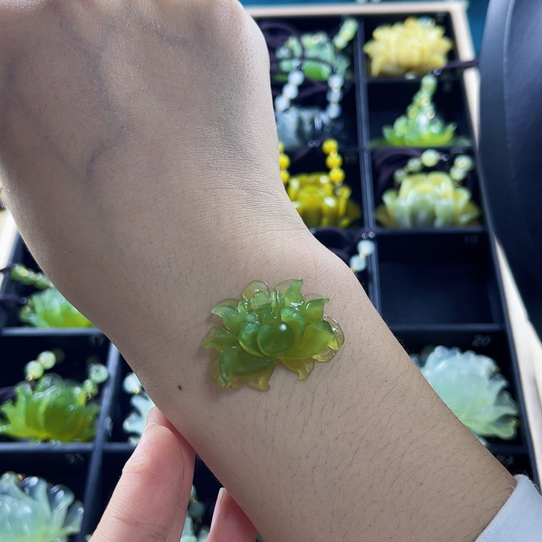 蛇纹石玉颈饰未镶嵌