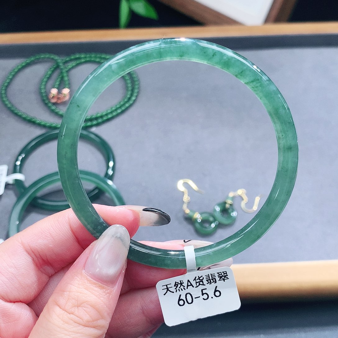 翡翠手镯（圆镯）未镶嵌
