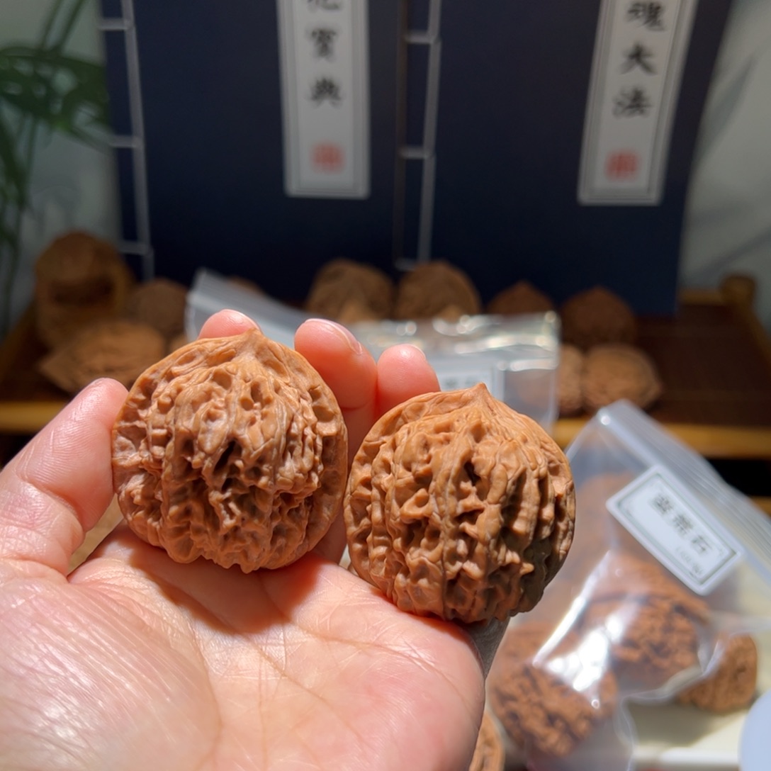 乐***平把件文玩核桃蛮荒石