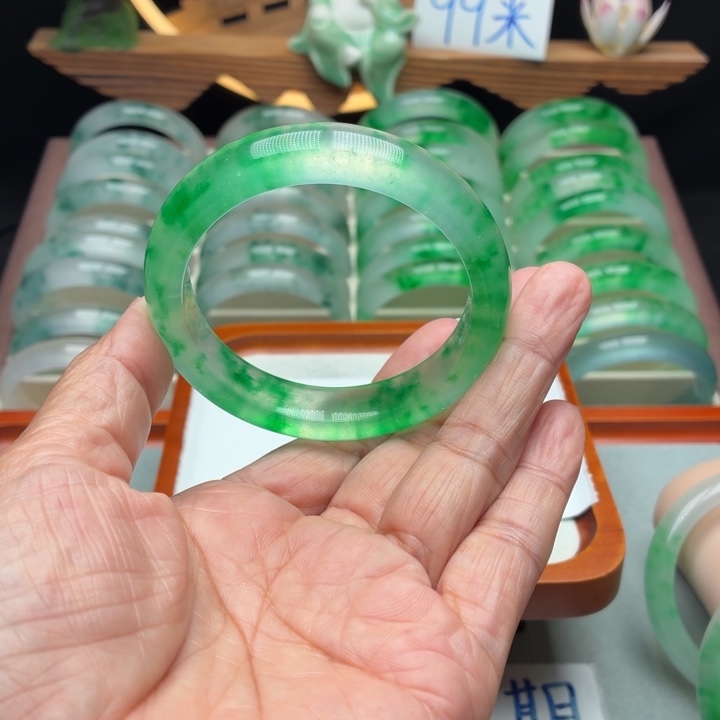 飞***飞石英质玉未镶嵌手镯