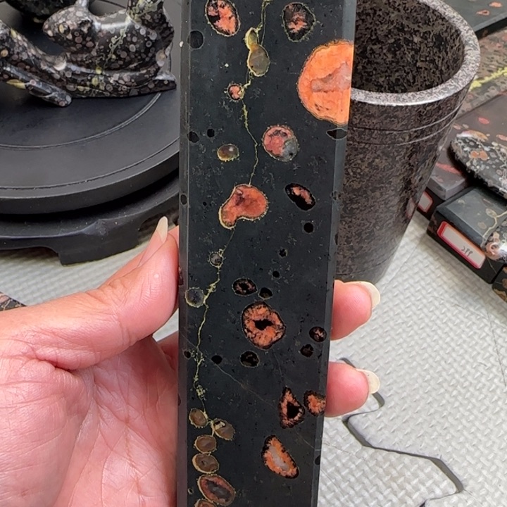 梅花玉飘枝红花镇尺茶摆件