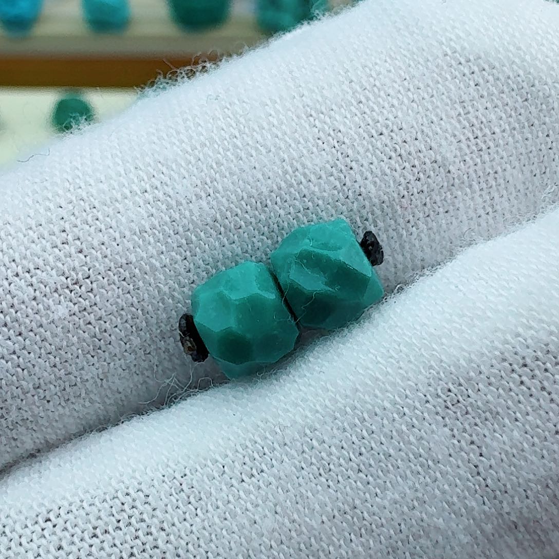 绿松石直切无相对珠5.9未镶嵌