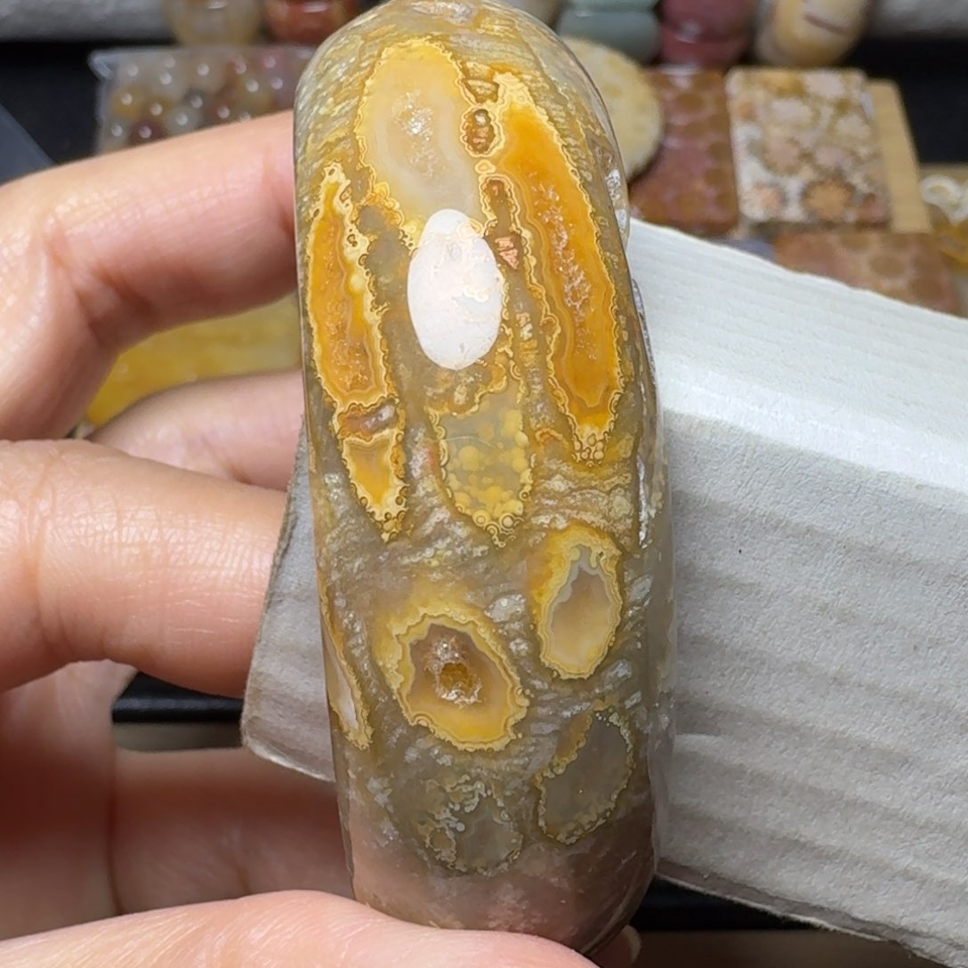 硅化玉51.5共生，发射的火箭未镶嵌