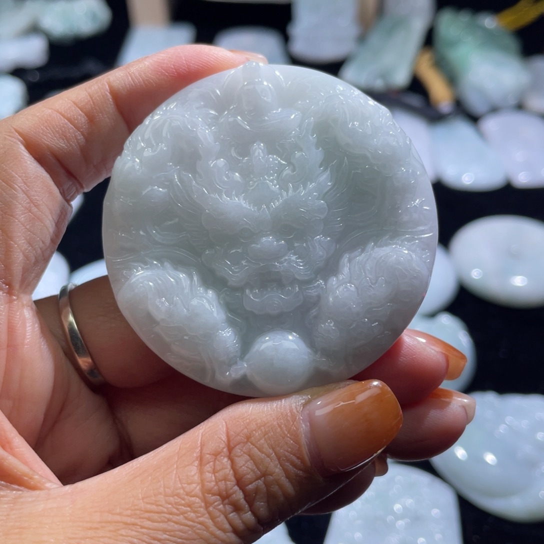 烟***潮翡翠未镶嵌颈饰九龙