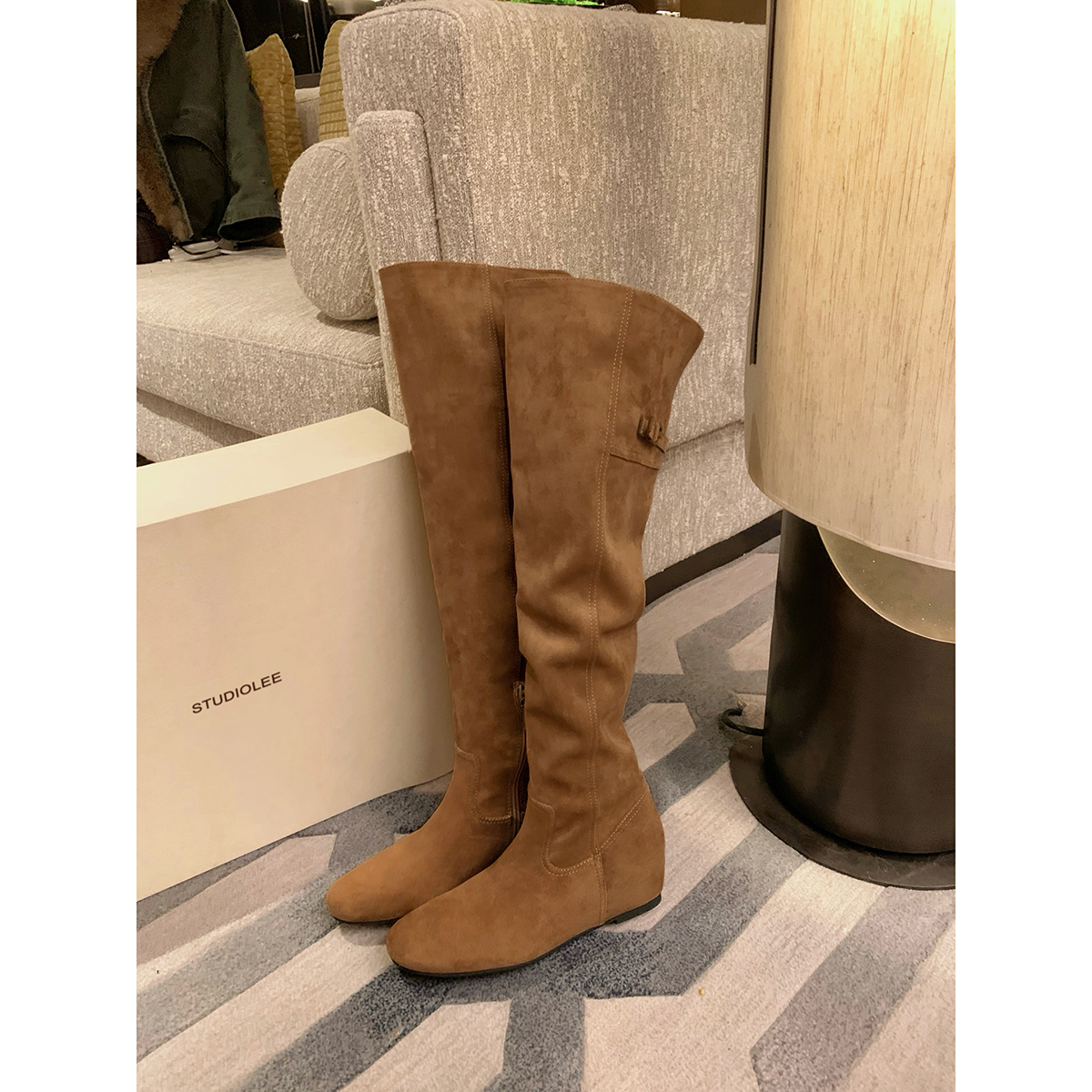 葡萄妈studiolee 3cm内增高~ 尖圆头扣带美拉德风薄底过膝靴女