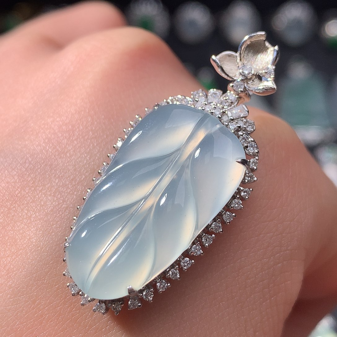 翡翠吊坠(不含链)18K金镶嵌叶子