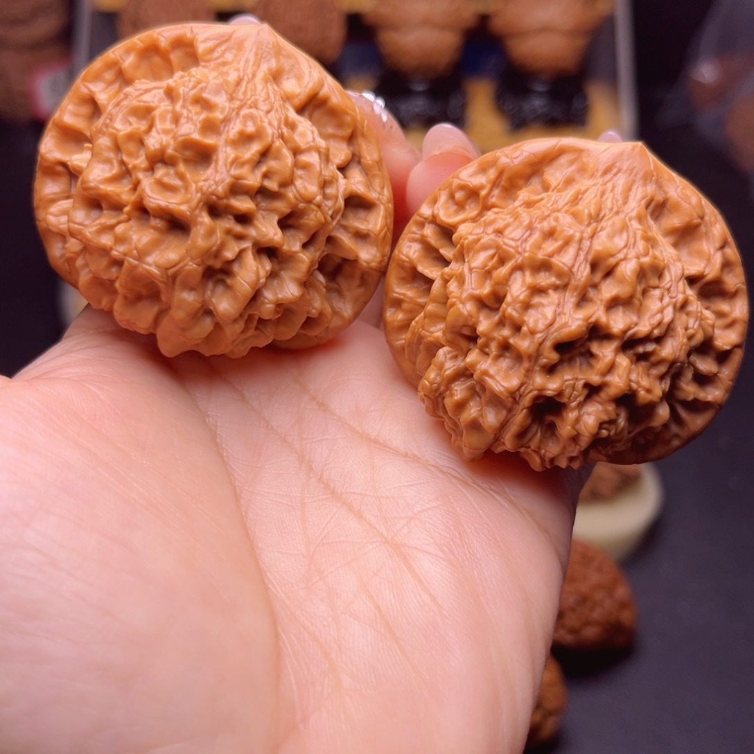 文玩核桃吊坠桃心肉麒麟官帽